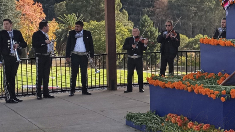 photo of Dia de los Muertos at Lone Tree Cemetery in Hayward, California